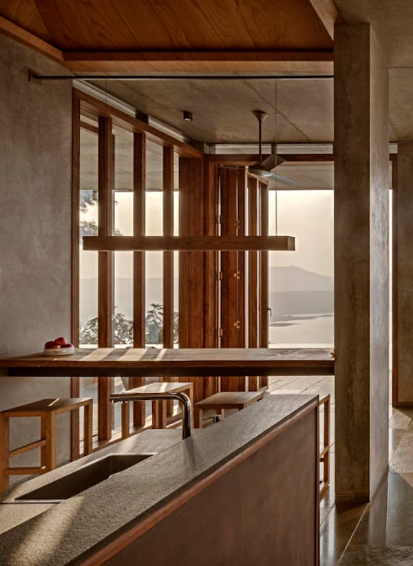 salon cuisine béton et bois intérieur villa inde mumbai lac vue ouverture