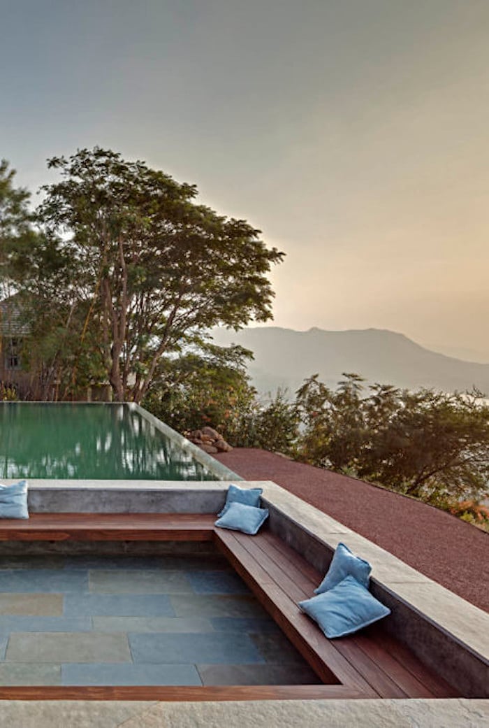 béton et bois extérieur piscine débordement terrasse vue sur lac montagne