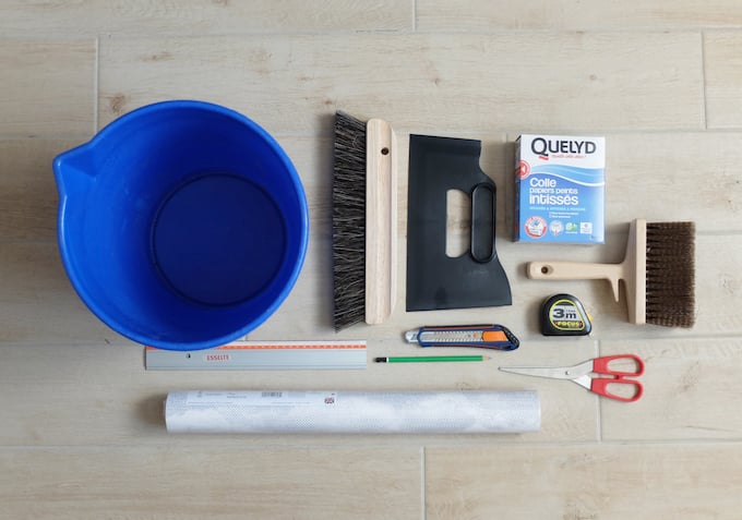 DIY comment pose du papier peint intissé technique conseil et matériel