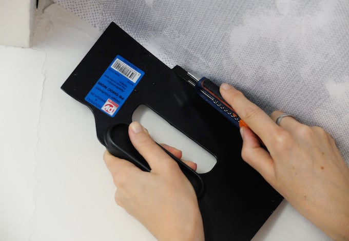 DIY comment pose du papier peint intissé découpe cutter papier peint surplus