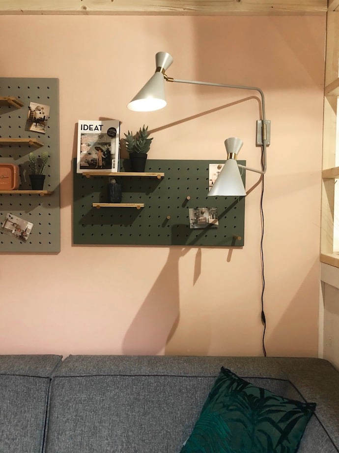 salon scandinave coin lecture pegboard kaki mur rose vieux