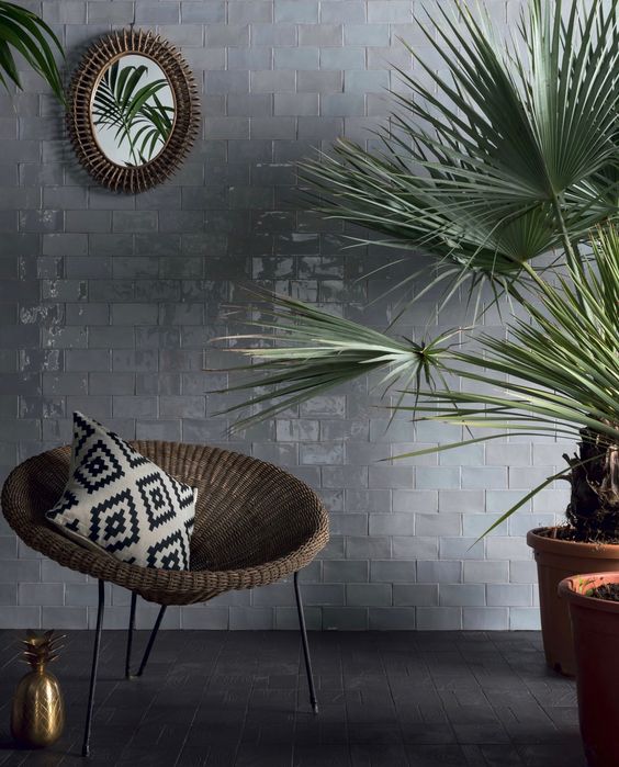 pièce eau mur zellige rectangle gris reflet brillant carrelage design fauteuil rotin palmier