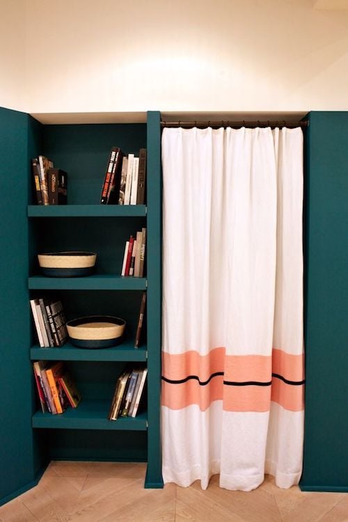 aménager 20m2 appartement bibliothèque bleu vert canard rideau blog déco