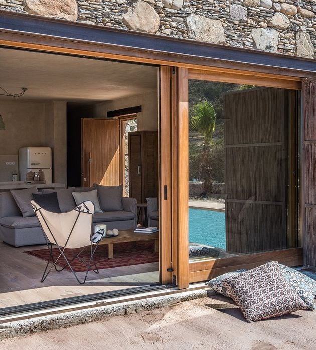 maison en pierre ouverte sur piescine terrasse plein pied - blog deco -clem around the corner