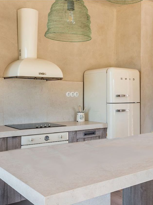 maison en grèce cuisine ouverte blanc