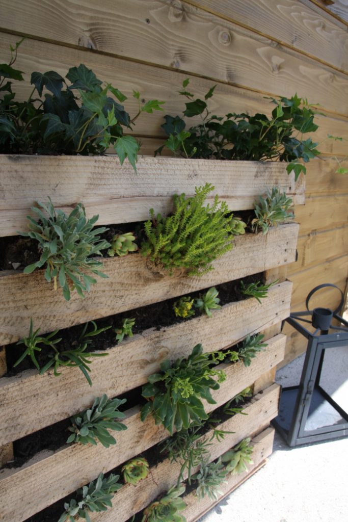 cloison original balcon en palette pot fleur plante diy blog déco clemaroundthecorner
