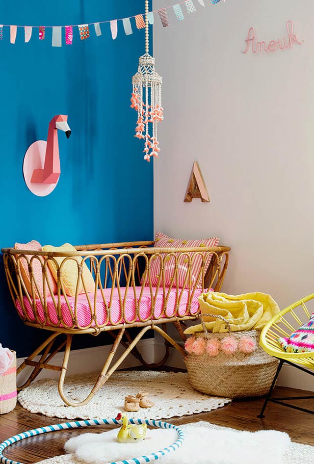 chambre enfant multicolore mur bleu lit rotin osier rangement ludique trophée mural flamant rose