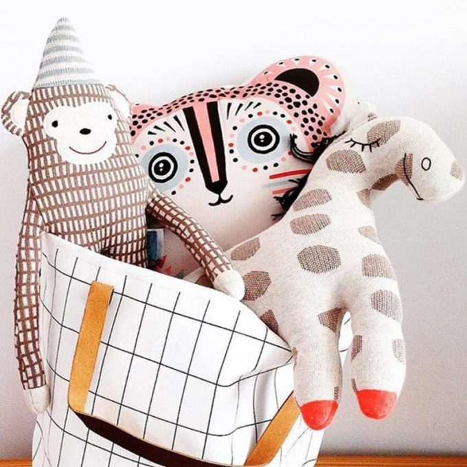 rangement ludique panier a peluches style scandinave chambre enfant blog deco clemaroundthecorner