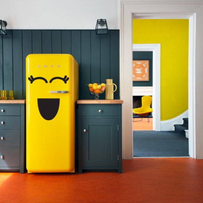 customiser le frigo smeg autocollant visage desin diy blog création déco clem around the corner