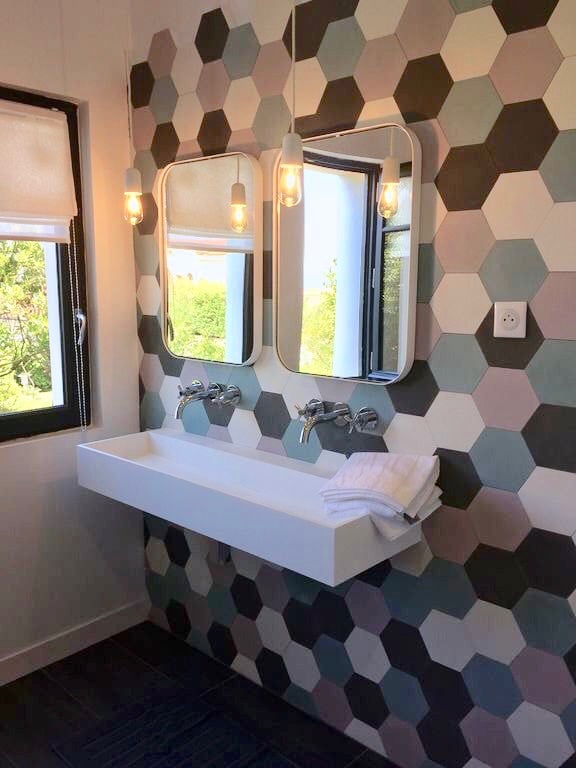 villa avec rooftop à Biarritz salle de bain papier peint carrelage hexagonal mur art déco blog clemaroundthecorner