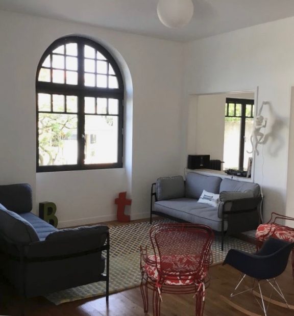 villa avec rooftop à Biarritz salon mix and match lampe singe seletti blog déco clemaroundthecorner