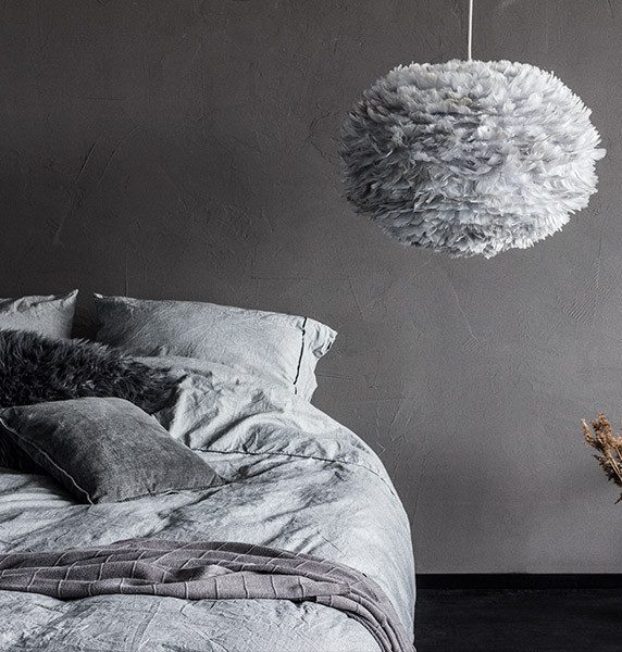 chambre cosy hygge camaïeu gris dégradé lampe de créateur Vita plume blog déco clemaroundthecorner