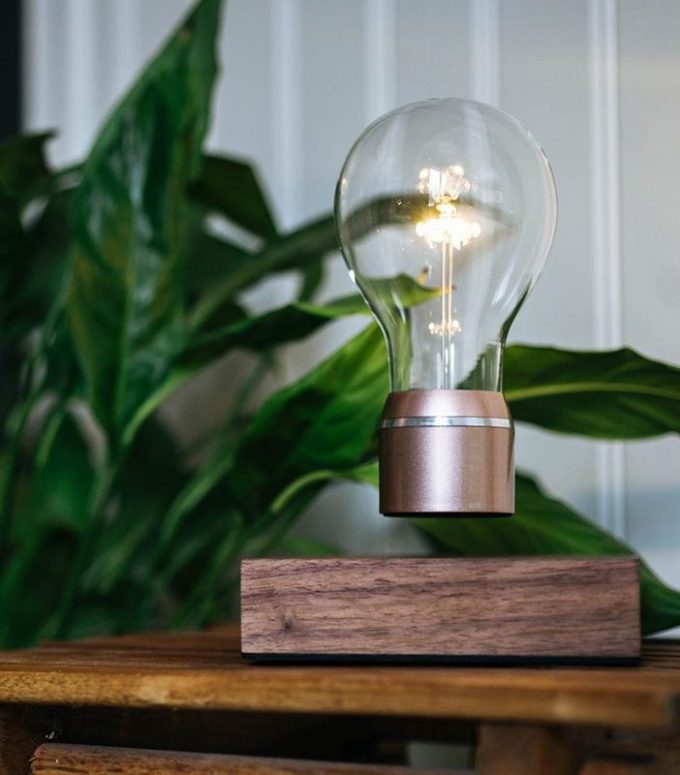 flyte lampe de créateur volante bois tourne blog deco design clemaroundthecorner