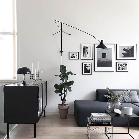 salon noir blanc mur de cadre applqiue Mantis BS2 DCW editions louis poulsen déco style homme masculine