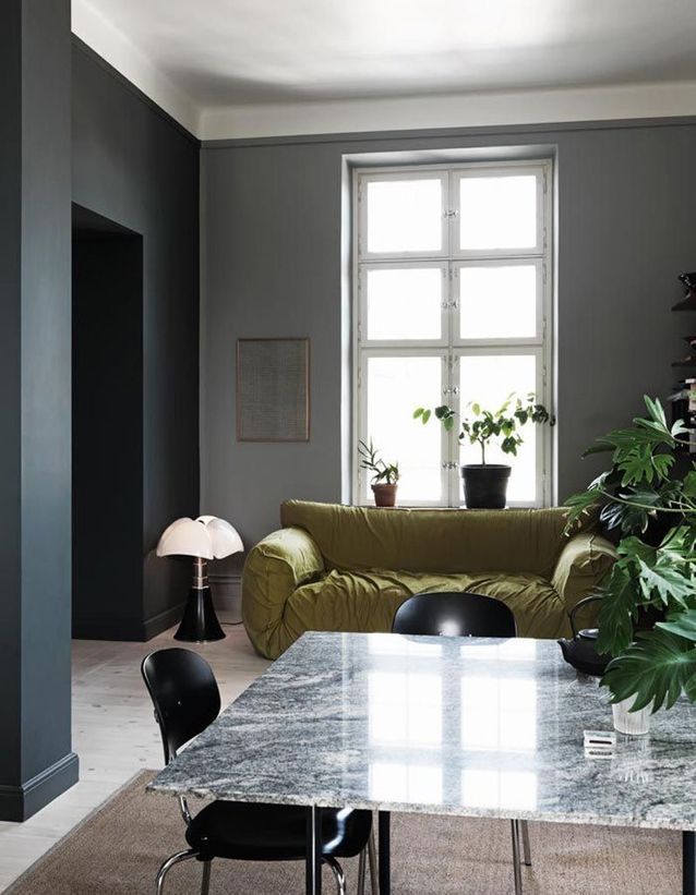 lampe de créateur Pipistrello salon sombre mur noir canapé moutarde vert blog déco clemaroundthecorner