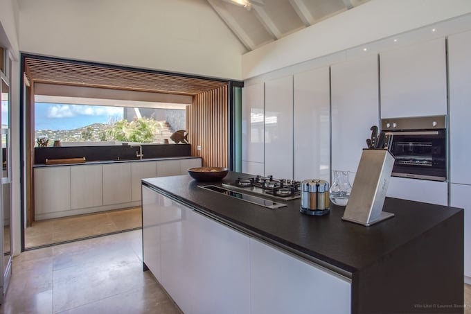 un coin de paradis aux antilles cuisine marron blanche design ilot central blog deco clemaroundthecorner