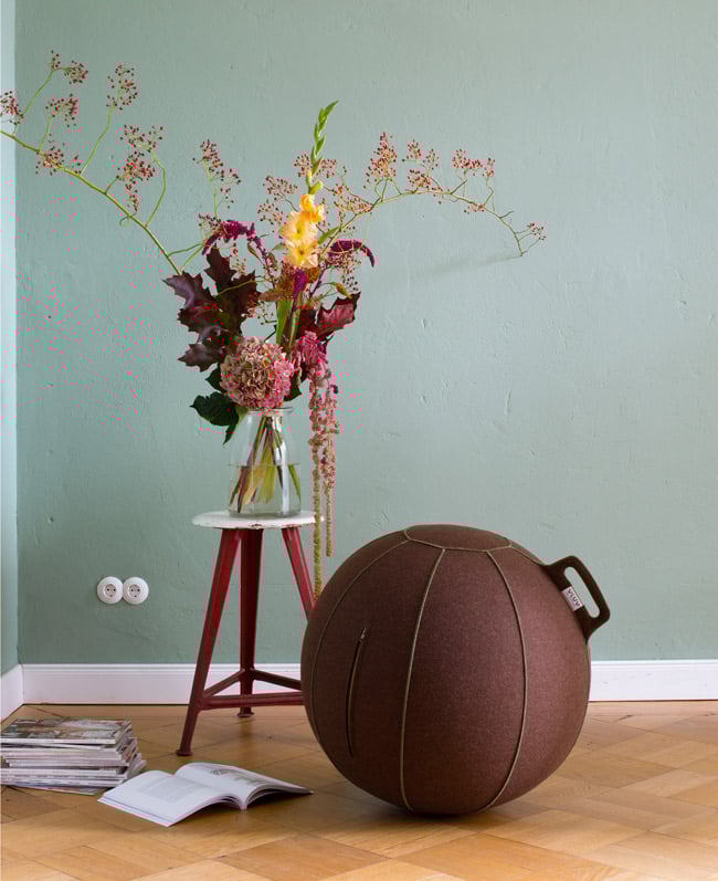 VLUV salon vert anis peinture mur ballon siège fitball yoga design - blog déco - clem around the corner