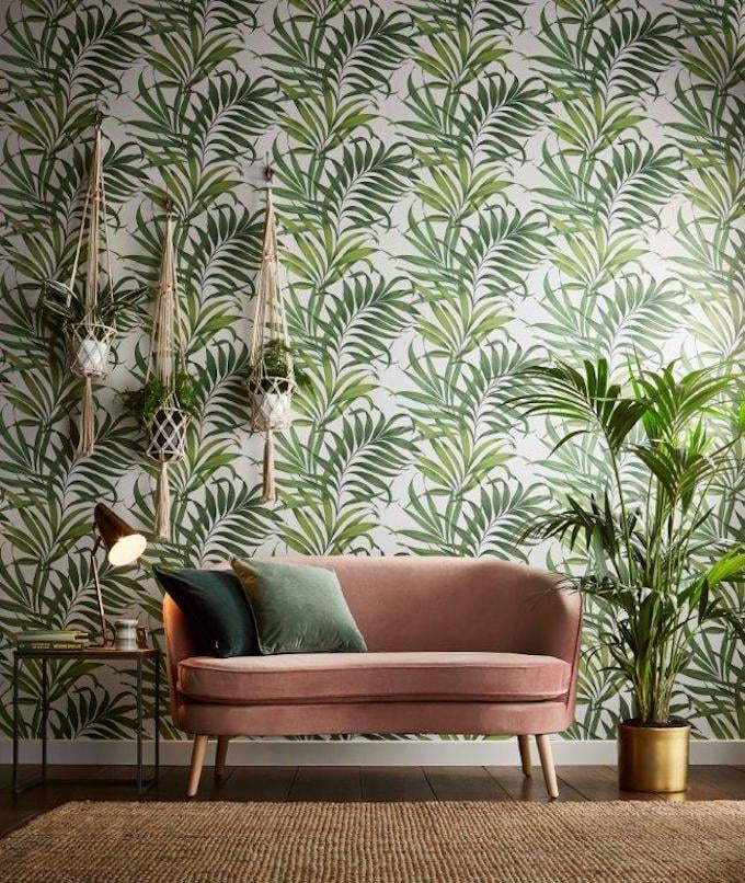 GRAHAM BROWN salon tropical tapisserie papier-tenture motif feuillage urban jungle canapé vieux rose velours