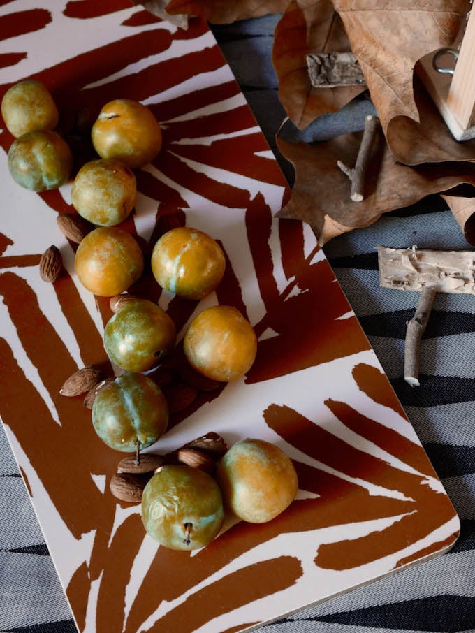 idée déco d'automne à faire soi-même buffet plateau motif feuilles mirabelles prunes jaune marron bois