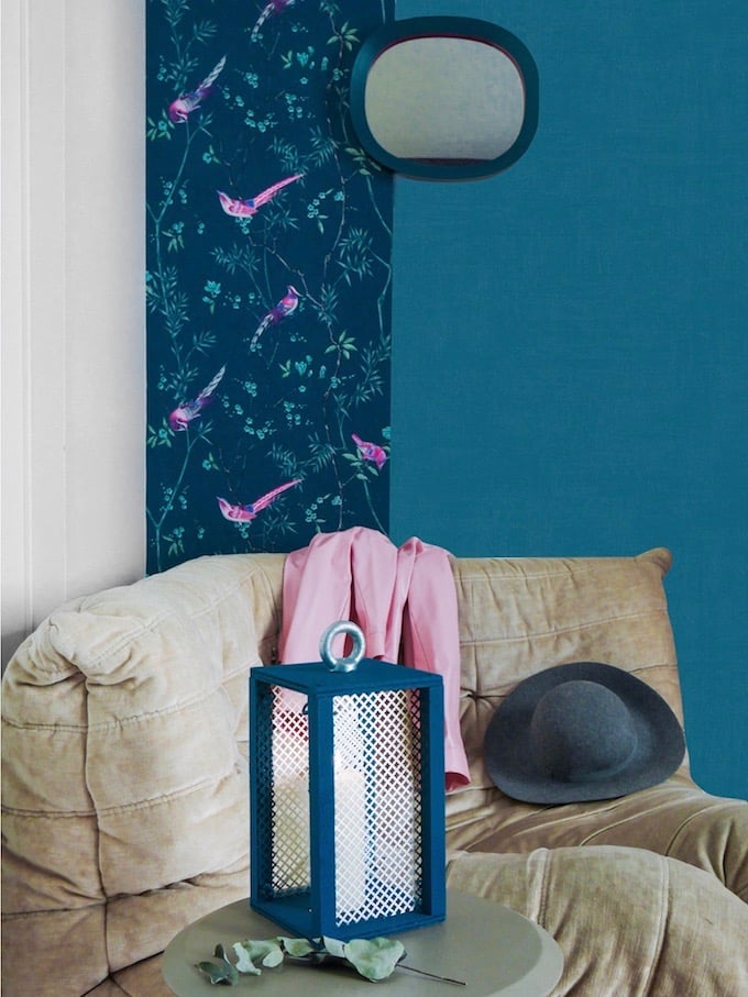 fauteuil togo beige velours mur de couleur bleu tapisserie décoration bougie feutrine - clem around the corner - blog déco