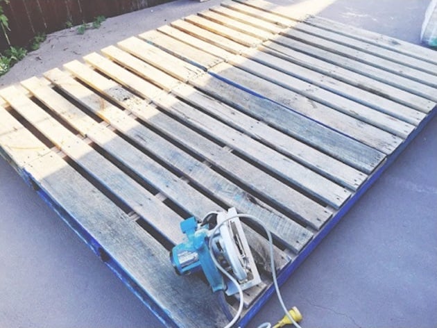 comment faire un lit en palette blanc cosy boho bohème ponçage décoration clemaroundthecorner blog déco