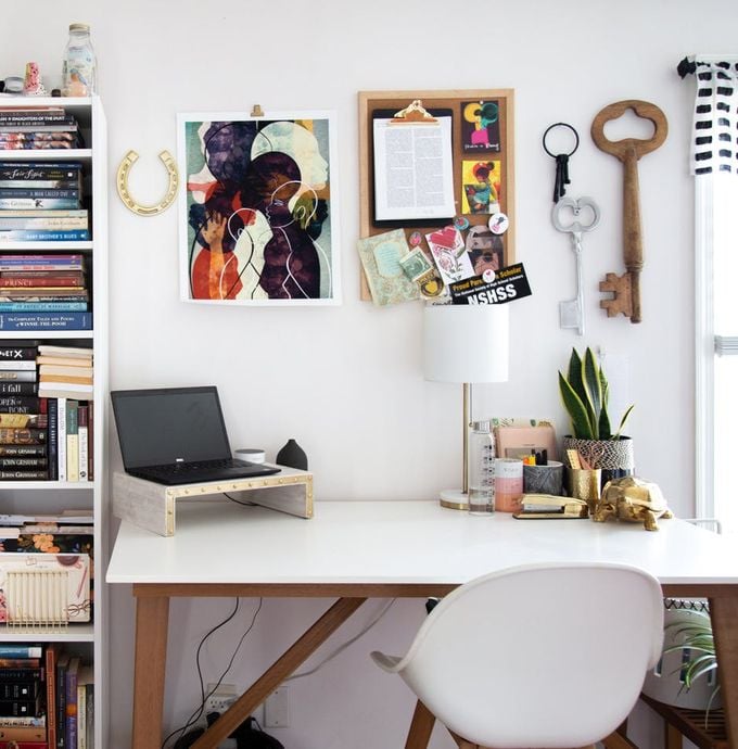 appartement maison bureau blanc bureau chaise ordinateur tableau afro décoration clemaroundthecorner blog déco