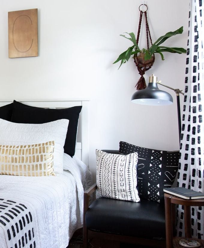 apaprtement minimaliste lit linge blanc décoration ethnique blanc noir clemaroundthecorner blog déco