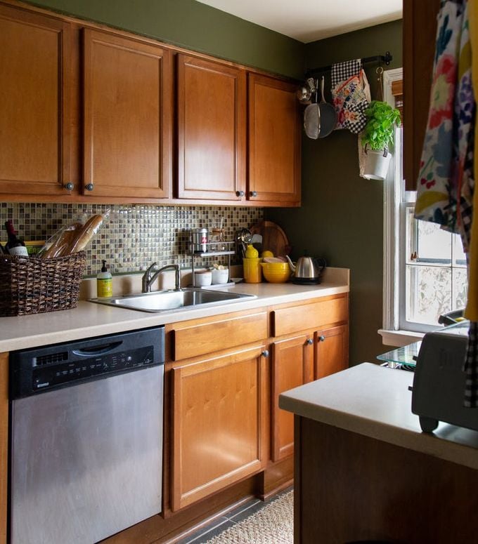 appartement minimaliste vert kaki meubles bois inox clemaroundthecorner blog deco