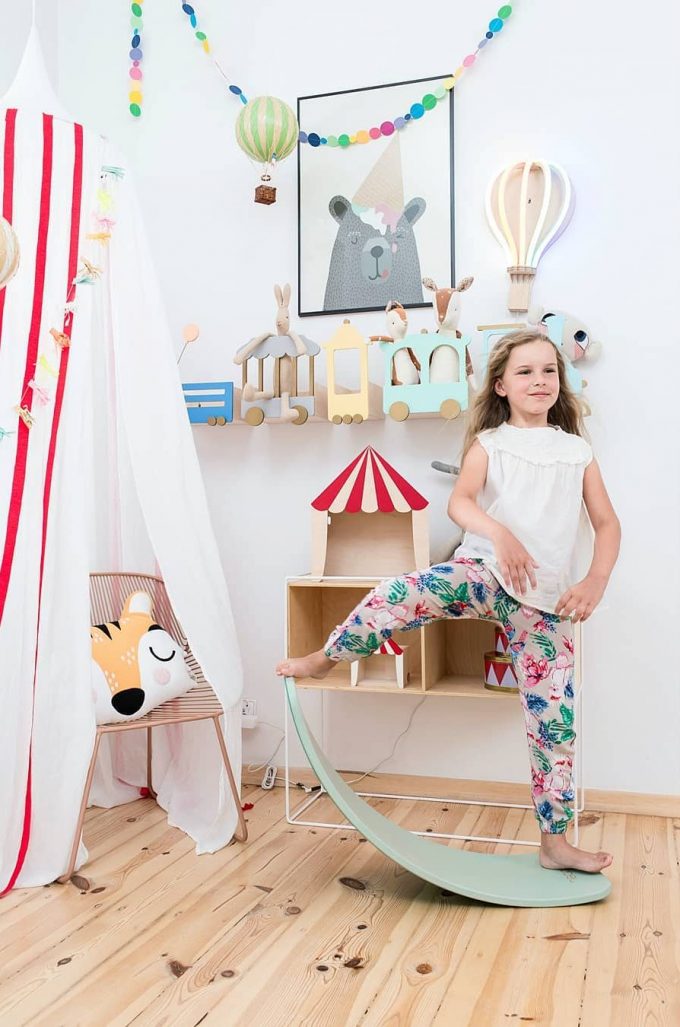 Up Warsaw étagère train bois wagon déco scandinave chambre enfant design polonais - blog déco - clem around the corner