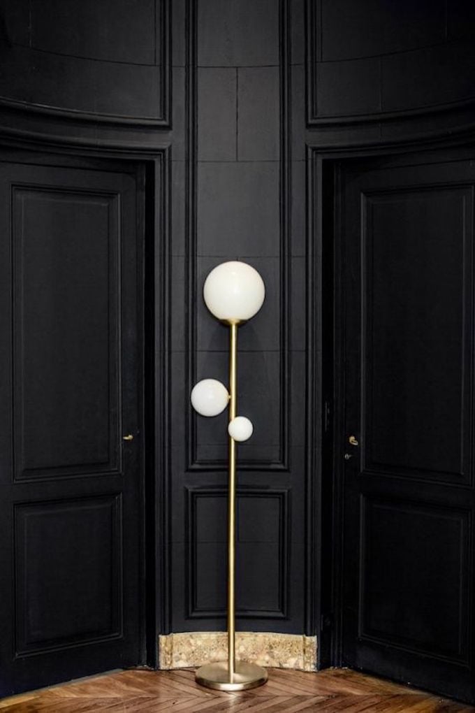 peindre noir appartement parquet entrée couloir peinture sombre art déco design lampe sur pied