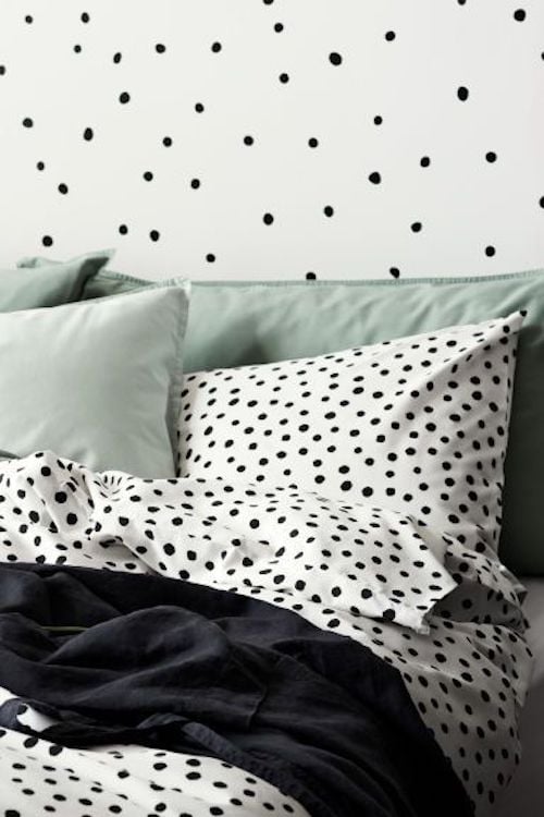 aménager 20m2 parure de lit pois sobre coussin couverture