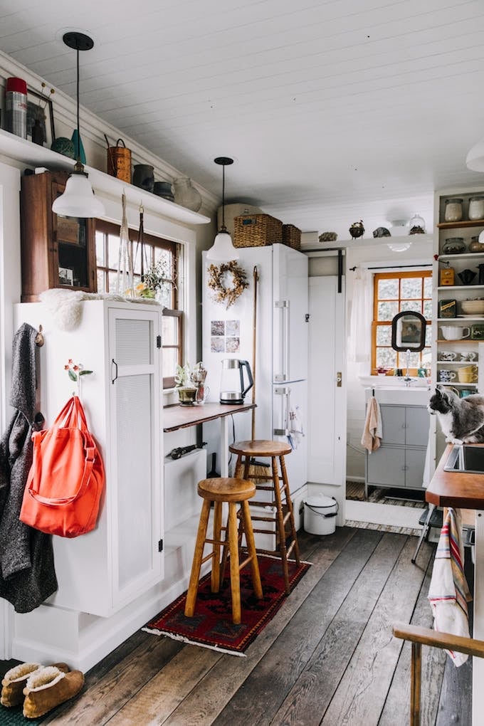 petite maison simple cuisine tabouret frigo aménagement petit espace 15m2 rangement parquet bois roulotte rénovation