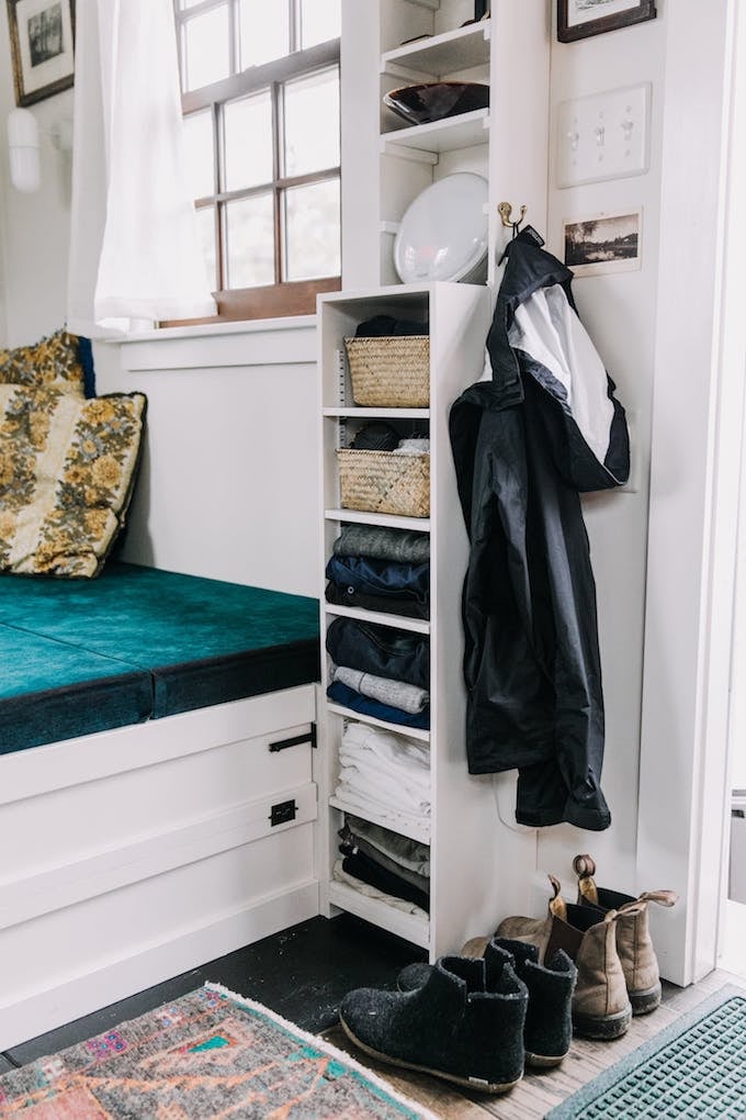 petite maison simple entrée lit chambre porte extérieur porte manteau simplicité organisation rangement