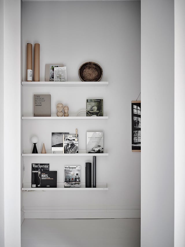 bibliothèque à bibelots suspendu shades of grey - blog déco - clem around the corner