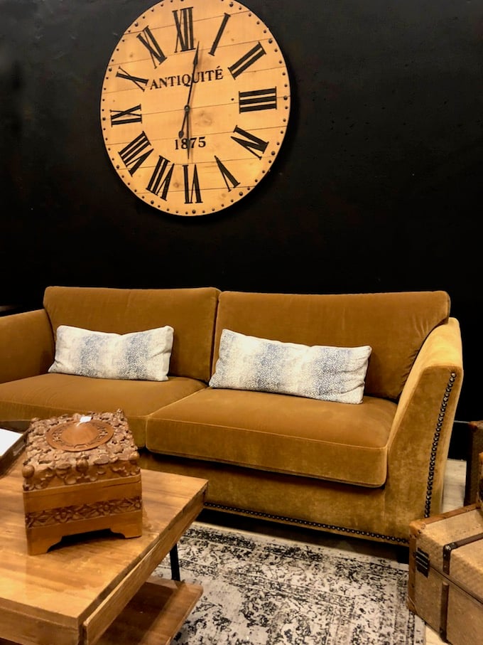 usine mode et maison salon mur noir canapé velours jaune moutarde - blog déco - clem around the corner