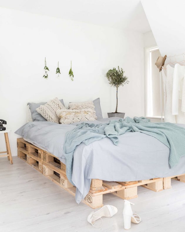 comment faire un lit en palette cosy vert plantes bleu chambre