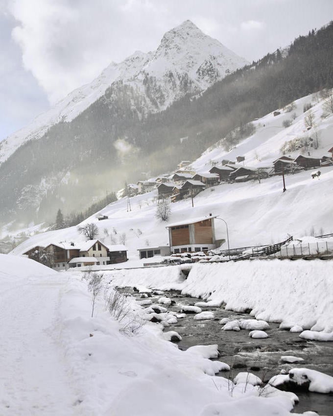hôtel chic en pleine montagne neige ruisseau tyrol autriche blanc blog déco clem around the corner