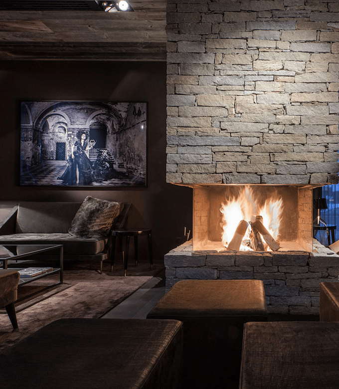 hotel chic en pleine montagne bar lounge cheminée feu fourrure salon salle commune blog déco clem around the corner
