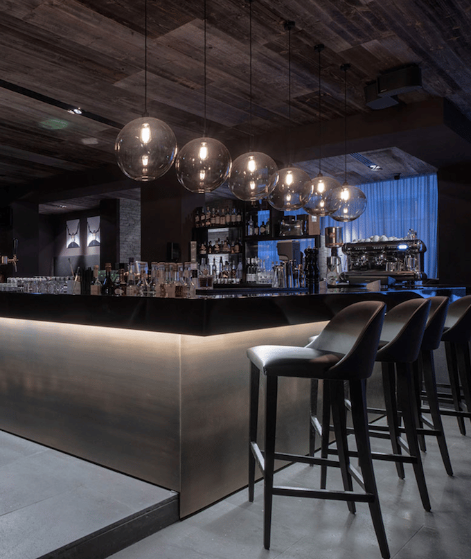 hôtel chic en pleine montagne bar lounge tabouret design luminaires suspension blog déco clem around the corner