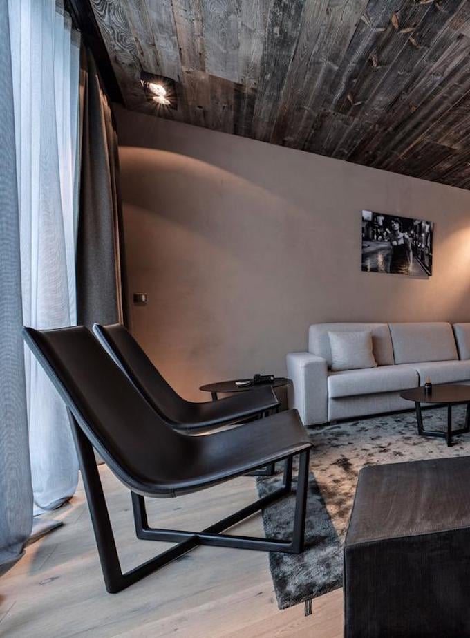 hôtel chic en pleine montagne parquet plafond canapé cheminée pierre fauteuil - blog déco - Clem around the corner