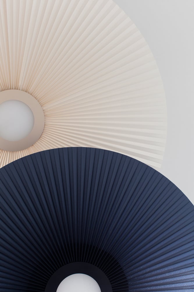 design luminaire plafonnier rond tissu plissé carmen harto rose bleu - blog déco - Clem Around The Corner