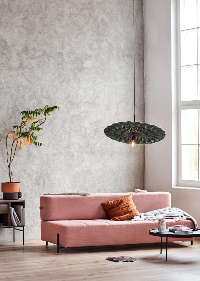 design luminaire tissu origami pliage rond disque de tissu fold northern salon canapé rose poudré mur béton ciré