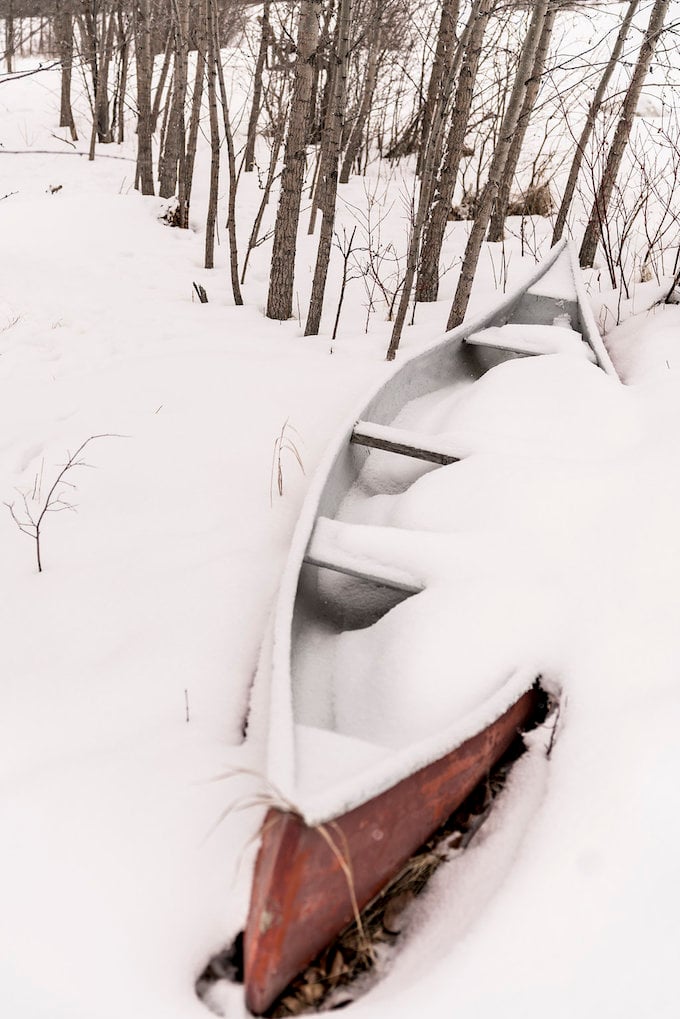 petit chalet vintage forêt neige barque lac gel canada blog déco clem around the corner