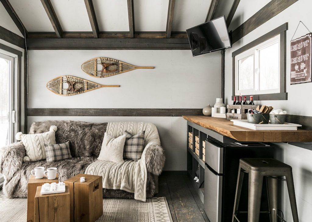 petit chalet vintage salon cuisine canapé frigo cosy blog déco clem around the corner