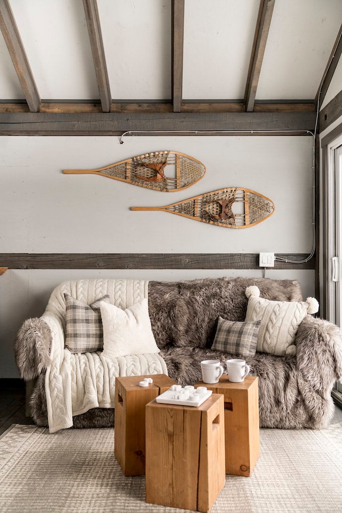 petit chalet vintage salon hygge montagne style cosy blog déco clem around the corner