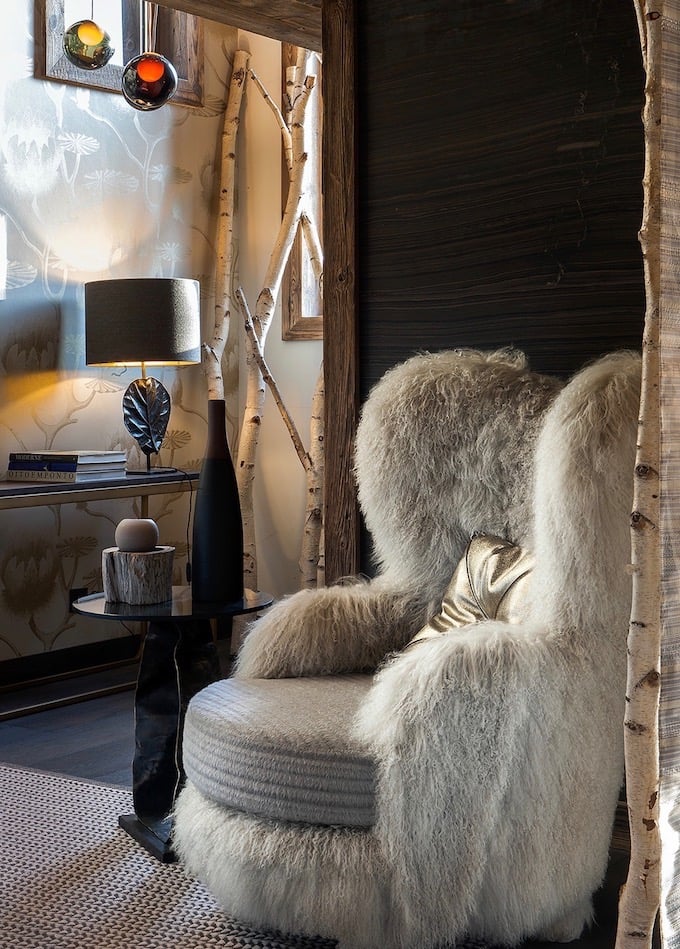 visite déco chalet du Père Noël fauteuil fourrure longue moumoutte ami plaid fourrure - blog décoration - clem aroud the corner