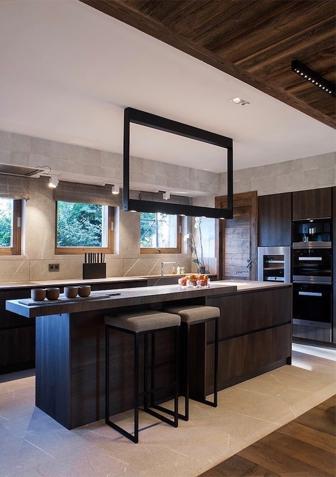 cuisine ouverte noire chalet du Père Noël - blog déco - clem aroud the corner