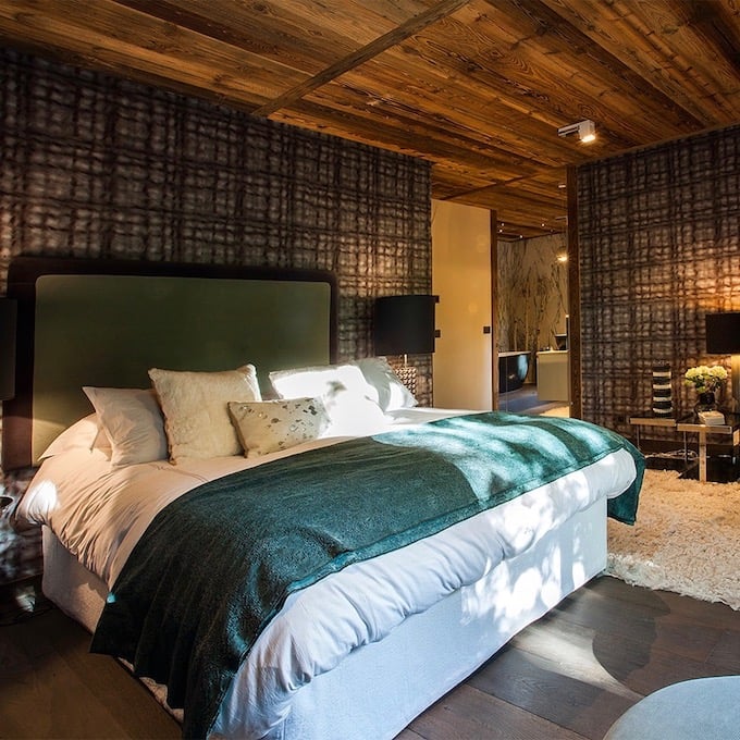 chalet du Père Noël Megève chambre verte sapin plaid laine - blog déco - clem aroud the corner