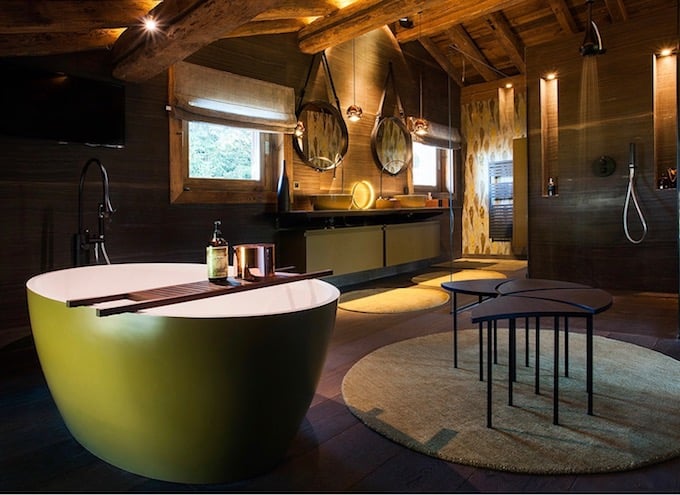 chalet du Père Noël baignoire verte ronde sur pieds ilot - blog déco - clem aroud the corner