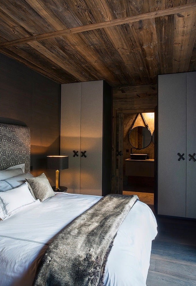 chalet du Père Noël chambre ami plaid fourrure - blog déco - clem aroud the corner